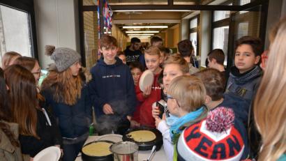 Bild: exb
Zum deutsch-französischen Tag verwöhnen die Gymnasiasten ihre Mitschüler mit Crêpes.