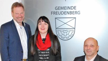 Bild: sche
Im Beisein von Georg Dietrich (rechts), Vorsitzender des Inklusionsbündnisses Amberg-Sulzbach, ernennt Bürgermeister Alwin Märkl (links) Stefanie Wiederer zur Inklusionsbeauftragten in Freudenberg.