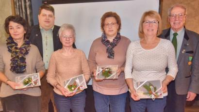 Bild: no
Dankeschön an die Sportheimwirtinnen (von links): Edeltraud Koller, Bürgermeister Dieter Dehling, Christa König, Michaela Purrer, Monika Gleißner und Schützenmeister Bruno Müller.