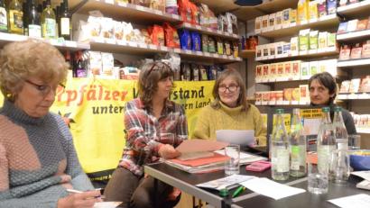 Bild: Kunz
Mitglieder der Bürgerinitiative gegen atomare Anlagen beraten die Aktivitäten der nächsten Monate.