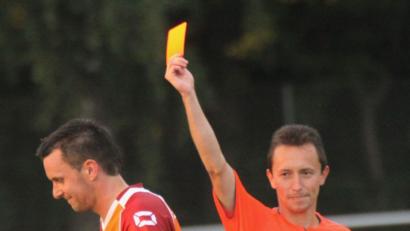 Bild: Hirsch
Schiedsrichter Markus Haase (rechts) vom ASV Burglengenfeld pfeift in der Bayernliga.