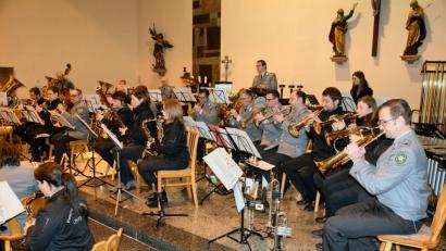 Bild: bö
Der Reservistenmusikzug Oberpfalz spielte in Poppenricht für einen guten Zweck: Der Erlös geht an die katholische und die evangelische Jugend in der Gemeinde.