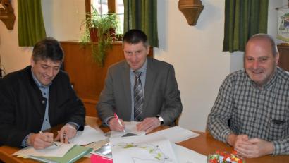 Bild: rgr
Bürgermeister Edgar Knobloch (links) hat den Vertrag mit der Telekom für schnelles Internet unterschrieben. Mit dabei waren Holger Cibis (von rechts) und Josef Markl von der Telekom.