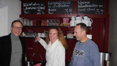 Bild: kro
Manuela Bauer sowie Bürgermeister Bernd Sommer und Klaus Bauer (rechts) freuen sich darüber, dass nach gut einem Jahrzehnt nun wieder neues Leben in der städtischen Turnhalle einkehrt.