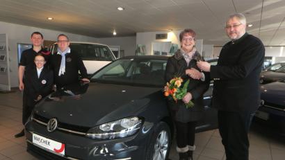 Bild: Hirsch
Hildegard Maderer (Zweite von rechts) holt ihren neuen VW Golf, den sie bei der Weihnachtsverlosung des BRK gewonnen hatte, ab. Dazu gratulieren auch (von links) der Filialleiter des Autohauses Maschek, Christian Dull, BRK-Organisatorin Alexandra Maschek und Globus-Geschäftsführer Reiner Debernitz.