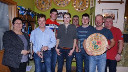 Bild: nib
Franz Piehler holte zwar drei Trophäen, doch der Gesamtsieg ging an Josef Scheibl. Unser Bild zeigt von links Schützenmeisterin Gisela Zerbian, Franz Piehler, Julian Ries, Richard Ruidisch, zweiten Vorsitzenden Johann Ries, Johannes Scharl, Josef Scheibl und Vorsitzenden Siegfried Schlosser.