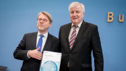 Bild: Kay Nietfeld/dpa
Bundesinnenminister Horst Seehofer (rechts) und Hans-Eckhard Sommer, Präsident des Bundesamtes für Migration und Flüchtlinge, stellen die Asylzahlen 2018 und den Migrationsbericht der Bundesregierung 2016/2017 vor
