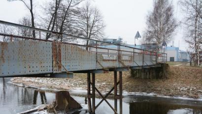 Bild: Gabi Schönberger
Sanierungsbedürftig und gesperrt: Über die Brücke, die auf dem Waldnaabtal-Radweg liegt, kommt vorerst niemand mehr.