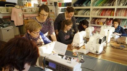 Bild: arw
Jutta Federlein und Nina Bickel (stehend von links) geben den Teilnehmerinnen des Nähkurses Tipps und helfen ihnen mit allerlei Anregungen weiter.
