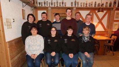 Bild: bsc
Ergänzungswahlen komplettieren den Vorstand des Kleintierzuchtvereins. Zweiter Bürgermeister Oskar Schuster (hinten rechts) gratuliert (vorne von links) Karin Dostler, Nadja Dostler, Ramona Bauer und Annett Zimmermann sowie (hinten von links) Tanja Hausknecht, Helmut Dostler, Harald Gleißner, Johannes Tretter und Jürgen Krüger.