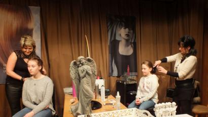 Bild: soj
Die Frisörinnen Sabine Ritter-Schmidl (rechts) und Alexandra Kern (links) zaubern tolle Wunschfrisuren für die kleinen Gäste.