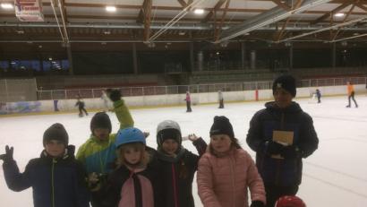 Bild: exb
Als Belohnung für ihre Kirchenbesuche lädt die Pfarrei Buben und Mädchen ins Eisstadion ein.