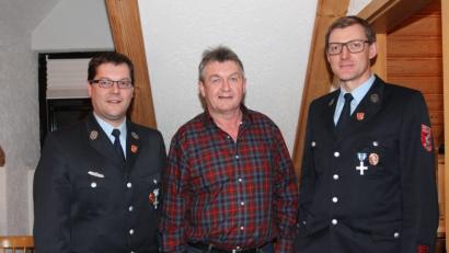 Bild: pi
Klaus Grundler (Mitte) freut sich über die Auszeichnung für 45-jährige Mitgliedschaft durch die Vorsitzenden Achim Helgert (links) und Stefan Frischholz.