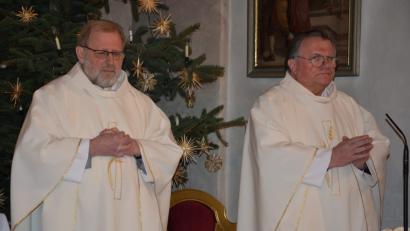 Bild: jr
Pfarrseelsorger Pater Benedikt Leitmayr (links) und Hauptzelebrant Pfarrer Reinhard Forster beim jüngsten Gebetstag um die Seligsprechung der Therese Neumann.