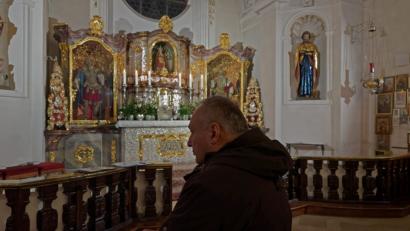 Bild: tr
Seit zwei Jahrzehnten beteiligt sich Pfarrer Georg Flierl zu einer unchristlichen Zeit an der Immerwährenden Anbetung in der Gnadenkapelle der Stadtpfarrkirche. Sein Einsatz ist jeweils montags von drei bis vier Uhr in der Früh.