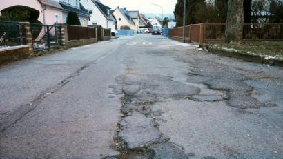 Bild: Gabi Schönberger
Die Straße An der Siedlung am Hammerweg ist eine von dreien, bei der die Stadt noch an Erschließungsmaßnahmen denkt, für die die Anwohner zur Kasse gebeten werden können.