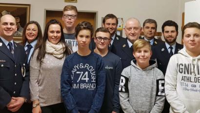 Bild: ü
Im Bild (von links) Kommandant Manuel Müllner, Christine Köppel, Alexandra Oberst (beide 20 Jahre), Simon Schmidt, Thomas Lindner, Nico Oberst, Jürgen Sertl, Reinhard Busch (40 Jahre), Jan Eschenweck, Kreisbrandinspektor Wolfgang Schwarz, Daniel Stopfer und Johannes Maul.