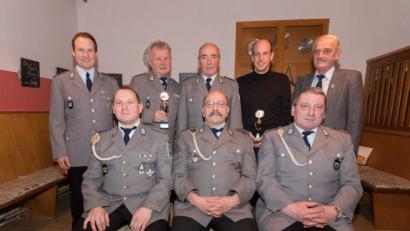 Bild: dtr
Die Ehrungen unterstützte Kreisschießwart Josef Peter (hinten, rechts). Die Schützen der Kameradschaft (vorne, von links) Günter Gradl, Eduard Zoller, Rupert Müller, (hinten, von links) Stefan Wurm, Ludwig Gradl, Rupert Schmid und Joachim Bauer.
