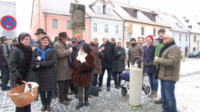 Bild: az
Den Sebastianstag begingen die Grafenwöhrer mit Teig-Pfeilen und Tee am Marktplatz.
