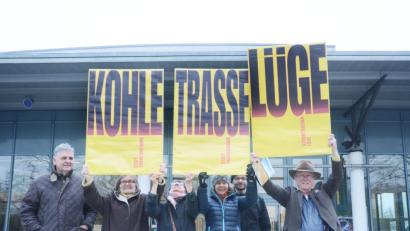 Bild: Gabi Schönberger
Vertreter der Bürgerinitiative gegen die Stromtrasse und atomare Anlagen demonstrieren vor der Max-Reger-Halle gegen den Bau des Süd-Ost-Links. Sie befürchten, dass mit der Trasse die Produktion von Kohle- und Atomstrom manifestiert wird. Zudem halten sie die Planungen für völkerrechtswidrig.