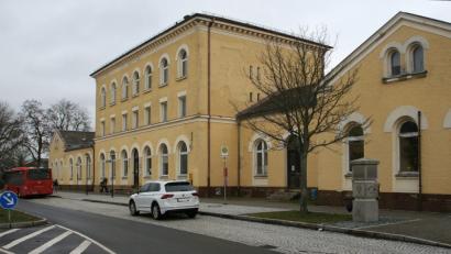 Bild: wro
Die Sanierung des Bahnhofs in Wiesau dürfte dem Gemeinderat noch so manche Debatte bescheren. Einen Bauausschuss jedoch brauche man nicht, betont Bürgermeister Toni Dutz in der ersten Gemeinderatssitzung in diesem Jahr.