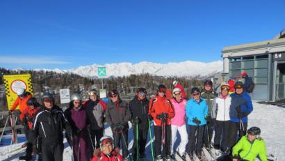 Bild: exb
Sonnenschein, strahlend blauer Himmel und herrliches Gebirgspanorama – Skifahrer-Herz, was willst du mehr? Die Gruppe der Volkshochschule genießt bei der Wintersportwoche in den Brenta-Dolomiten eine Woche lang Wetter, Sportmöglichkeiten, Essen und Hotel. Unser Bild zeigt sie an der Gipfelstation der Mastellina-Seilbahn in etwa 2000 Meter Höhe.