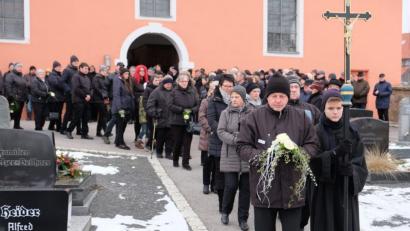 Bild: do
Die Trauergemeinde zog mit der Urne des Verstorbenen Werner Walter von der Aussegnungshalle des Friedhofs zum Grab.
