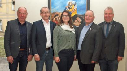 Bild: sön
Gemeindejugendpflegerin Helene Schubert (Mitte) vor Sieger Köders Gemälde, das Don Bosco als Puppenspieler zeigt, mit den Bürgermeistern Roland Strehl (Kümmersbruck), Erwin Geitner (Rieden), Klosterdirektor Pater Christian Liebenstein und Bürgermeister Markus Dollacker (Ensdorf, von links).