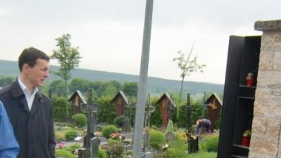 Archivbild: hou
Schon im Mai 2014 sah sich der damals eben neu gewählte Gemeinderat die Urnenwand auf dem Dürnsrichter Friedhof an. Jetzt, fünf Jahre später, sind die Urnenplätze dort rar geworden. Eine Erweiterung ist unumgänglich.