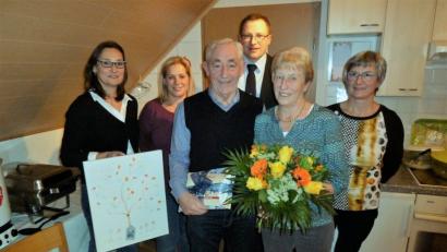 Bild: bkr
Auch seinen 70. Geburtstag kann Wilhelm König (Dritter von links mit Rosa König) nicht ohne den Obst- und Gartenbauverein feiern. Ihm gratulieren Vorsitzende Maria Frauenholz (rechts), Birgit Schindler und Claudia Melzner sowie Martin Schmid von der Kameradschaft.