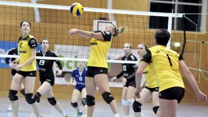 Bild: zg
Mächtig strecken müssen sich die Spielerinnen des SV Hahnbach (gelbe Trikots) im Heimspiel gegen den TSV Unterhaching. Der hat in dieser Saison erst zweimal verloren.