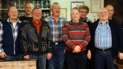 Bild: dob
Einsatzstellenleiter Peter Walbrunn (links) zeichnete die Vereins- und Einsatzstellenmeister aus. Josef Bäumler, Josef Prem, Erwin Voit, Gerhard Lehner, Michael Kreuzer, Alois Scheinkönig, Johann Bäumler, Hans Irlbacher, Albert Gollwitzer (von links nach rechts) freuten sich über die Würdigungen und Erfolge ihrer Vögel.