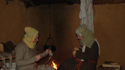 Bild: awo
Winter im Mittelalter, eine harte Zeit. Die Besucher können am Sonntag sich zu den Darstellern an die Feuerstellen setzen, in die Töpfe blicken und Wissenswertes über das „Überleben“ im Winter erfahren.