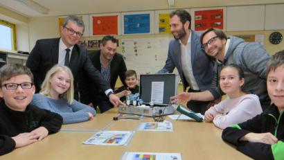 Bild: Hirsch
Martin Birner, Alexander Friedl, Michael Hebauer und Andreas Gleißner (stehend von links) erstellen mit den Schülern eine Machbarkeitsstudie für ein Beleuchtungsprojekt an der Mittelschule Neunburg v.W.