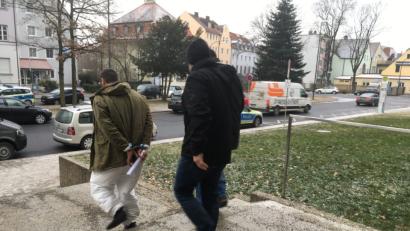 Bild: ca
Nach Eröffnung des Haftbefehls begleiten zwei Beamte der Kriminalpolizei Weiden den Beschuldigten (in weißer Spurensicherungshose) zurück zum Polizeifahrzeug.