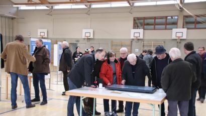 Bild: Thomas Dobler
Die Resonanz beim Infomarkt zum Süd-Ost-Link in der Landgraf-Ulrich-Halle war gut; aber nicht so gut wie beim vorhergehenden Infomarkt in Weiden. Besprochen wurde hier wie dort der Vorschlagskorridor für den Abschnitt C, der von Norden kommt und bei Pfreimd endet.