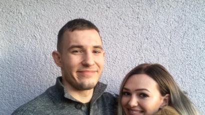 Bild: mzi
Andrej Merzliakov (links) vom Boxclub Amberg hat seinen Lebensmittelpunkt nach Heidelberg verlegt, wo er bei einer Sportfördergruppe der Bundeswehr ist und im Bundesleistungszentrum trainiert. Große Unterstützung bei seiner Karriere bekommt er von seiner Verlobten Elvira (rechts), die selbst sehr erfolgreiche Boxerin war.