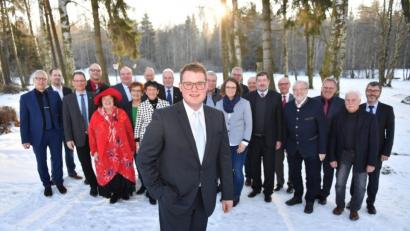 Bild: Florian Miedl
Viele Sozialdemokraten für einen – für Landratskandidat Holger Grießhammer (vorne). Unterstützung versprachen ihm neben den Verantwortlichen des Kreisverbands Wunsiedel auch Landtagsabgeordnete, Kreistagsmitglieder, Bürgermeister sowie ehemalige Mandatsträger der Sozialdemokraten.