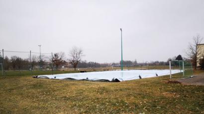 Bild: Thomas Dobler
Neben dem Sportheim des FC Wernberg hat der Markt an der Sportplatzstraße eine Eislaufbahn errichten lassen. Wer hier seine Runden dreht, wird garantiert nicht einbrechen.