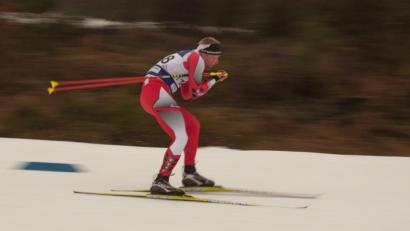 Bild: chl
Auch ohne Tageslicht geht es beim Nachtlauf am Rotbühlsender rasant zur Sache. Auf dem Bild Ferdi Würz vom SC Furth im Wald.