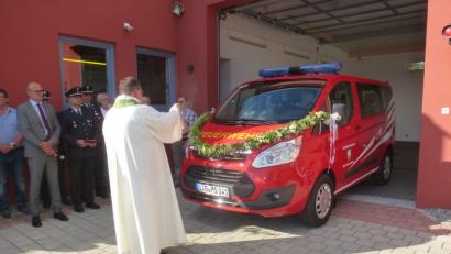 Bild: mad
Die Weihe des neuen Mannschaftstransportwagens der Feuerwehr Schwarzhofen war eines der herausragenden Ereignisse für die Wehren im Marktbereich im vergangenen Jahr.