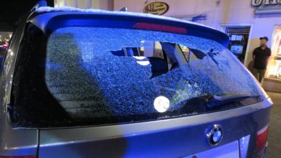 Bild: Polizei Sulzbach-Rosenberg
Wie ein Einschuss sieht das Loch in der Heckscheibe tatsächlich aus. Schuld waren aber wohl Spannungen im Glas.