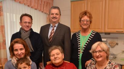 Bild: dob
Maria Hammerl feiert ihren 80. Geburtstag und freute sich über viele Glückwünsche. Neben Tochter Roswitha (rechts) kommt auch Melanie (links), eine ihrer 5 Enkel mit Urenkel Jonathan vorbei. Dekan Alexander Hösl, Bürgermeister Andreas Wutzlhofer und Pfarrgemeinderätin Kunigunde Hanauer (hintere Reihe, von links nach rechts) gratulieren herzlich.