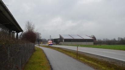 Archivbild: fjo
In unmittelbarer Nachbarschaft zum Biomasse-Heizkraftwerk (im Hintergrund) und der Autobahn-Meisterei (links) könnte am südlichen Ortseingang von Vohenstrauß ein Krematorium gebaut werden.