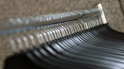 Bild: Ralf Hirschberger
Kleiderbügel hängen auf einem Garderobenständer.