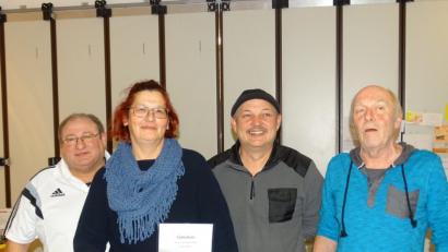 Bild: wih
DJK-Vorsitzender Ludwig Birner (von links) beglückwünschte die drei besten Kartenspieler beim Preisschafkopf in Gebenbach: Gabi Benner (140 Punkte), Alexander Morkus (145) und Hans Böller (150).