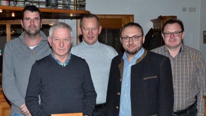 Bild: fjo
Franz Strehl (Zweiter von links) wird durch Vorsitzenden Wolfgang Müllner (Mitte) und zweiten Bürgermeister Markus Bauriedl (Zweiter von rechts) zum Ehrenmitglied ernannt.