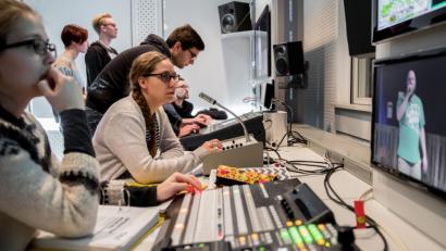 Bild: Breunig/OTH Amberg-Weiden
Von der Regie aus geben die Studierenden Anweisungen in das Studio.
