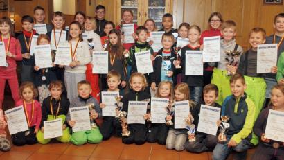Bild: sön
Stolz nahmen die kleinen Gewinner des Abschlussrennens beim viertägigen Skikurs des Skiclubs im 1. FC Rieden ihre Trophäen in Empfang.
