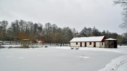 Bild: oy
Eine dünne Schneeschicht bedeckt den Rosenberger Eislaufplatz an der Schwedenmühle. Noch kann dort für die Schlittschuhläufer und Eishockeyspieler nicht geöffnet werden, da das Eis aufgrund von versickerndem Wasser noch nicht tragfähig ist.